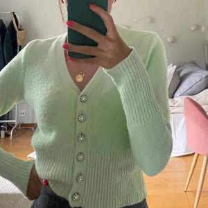 (Lånad bild, skriv för egna) En så gosig stickad tröja från ZARA i storlek S, färgen är mintgrön/ljusgrön💘🌸💛💓🍉☀️ perfekt till sena sommarkvällar!! Priset är exklusive frakt (51 eller 66kr)