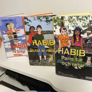 Tre böcker, kan köpas själva. De är en del av bok serien ”Habib”. Boken är på svenska och är skrivna av Douglas Foley