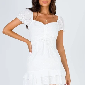 Mikail mini dress - Helt ny klänning från prinsess polly, perfekt för studenten! Storleken är US 4 är som en EU 34-36                Frak 66 kr står köparen för! 