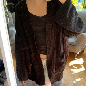 kofta - jätte mysig lite längre kofta från ginatricot i storlek s. Kan mötas upp i Sundbyberg/stockholm annars står köparen föe frakten