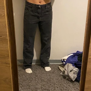 Svarta straight leg jeans  - Ett par jättefräscha jeans från ASOS  som är lite gråsvarta, väldigt bra passform och väldigt inne. 