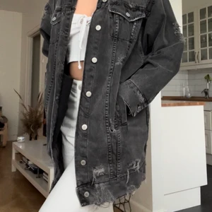 Svart, lång jeansjacka från ZARA - St s