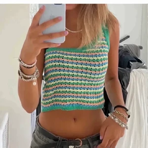 sommar topp stradivarius  - säljer detta super fina linne som är perfekt nu till sommarn. Tyvärr har den bara kommit till användning ett fåtal gånger då den var för stor för mig.  Kontakta vid frågor och om det blir många intresserade startar jag budgivning.💓💓💓