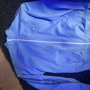 Ljusblå fredd Perry tröja - Fint skick, inga fläckar använd 1-3 gånger