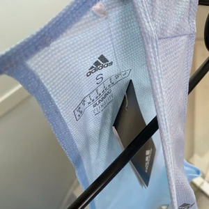 Adidas topp - Säljer en blå topp från adidas som aldrig kommit till användning. Köparen står för frakt