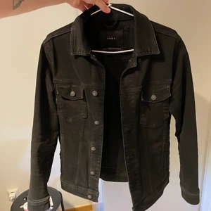 Jeans jacka - Svart jeans jacka i storlek s, washed blach färg. Från zara