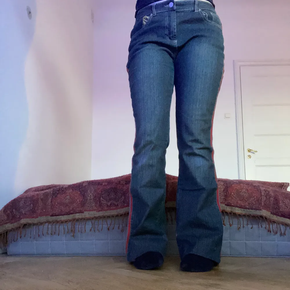 Svin snygga bootcut jeans som jag köpt på secondhand för ett tag sedan. Har inte använt så mycket och därför säljer jag dem. Storleken på byxorna är XL men de passar mig som har M i vanliga fall. Skriv gärna om ni har frågor❤️. Jeans & Byxor.