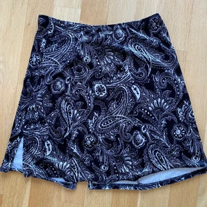 Urban Outfitters kjol  - Kjol med svartvitt mönster från Urban Outfitters 