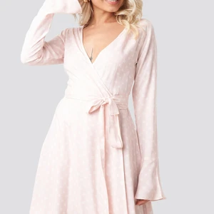 Ljusrosa klänning! - Superfin ljusrosa klänning med vita prickar! Omlott och faller väldigt fint längs kroppen! Jag själv tycker klänningen är väldigt smickrande! Den är använd ett fåtal gånger men har tyvärr inte hunnit använda den så mycket som jag kanske velat, då jag äger x antal för många klänningar, så väljer därav att sälja denna skönhet!😻💕🙏🏻  Strl S  Pris kan diskuteras! 