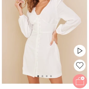 Vit klänning - En vit klänning från Nelly som funkar perfekt till studenten. Säljer pga har hittat en annan & att den är lite för tajt på mig🌸 prislapp fortfrande på & aldieg använd mer än provad💓 om ni vill ha bilder när jag har på mig den är det bara att fråga