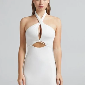 Vit klänning  - Jätte fin fint klänning perfekt för student eller utekväll i sommar, använd en gång 🌸