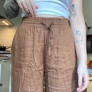 Linnebyxor  - Superfina linnebyxor från Gina Tricot! Sköna till sommaren! Passar både en S och M!