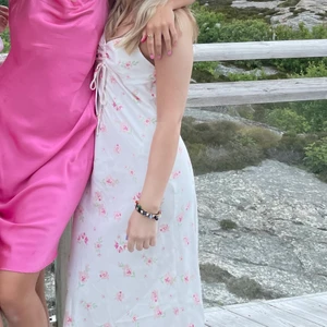 Zara klänning - Söt klänning från zara, använd 1gång men något nopprig på insidan. Syns inte utanpå! Storlek S