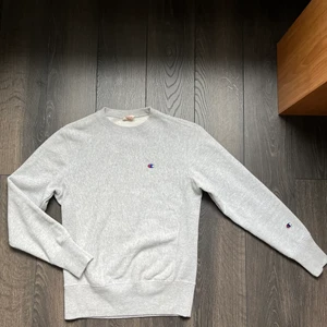 Champion Reverse Weave sweatshirt - Säljer denna sweatshirt i strl S. Väldigt bra skick. Bara att höra av dig om du har någon fundering!