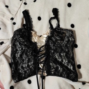 Spets fejk korsett topp - Korsett imitation topp. Snörning och spets. Supersöt