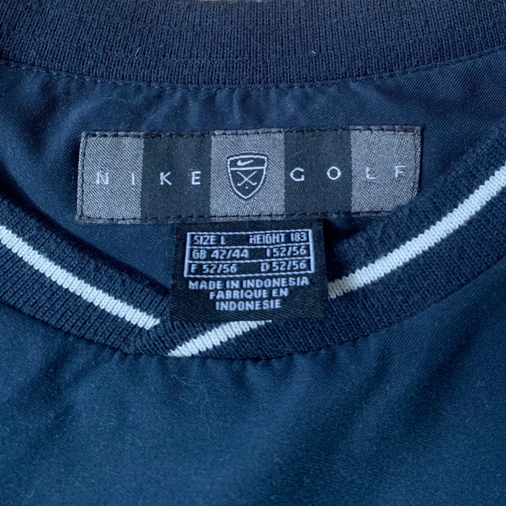 Nike Golf Sweatshirt 📏Size L -Great condition!  -Vintage 🌏Worldwide shipping! -Write me a message if you have any questions or offers! Skriv om du har några frågor!   #nike #golf #vintage #style #nikesb. Tröjor & Koftor.