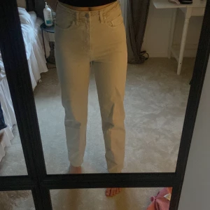 Beiga jeans  - Beiga jeans i nyskick, nypris 899kr