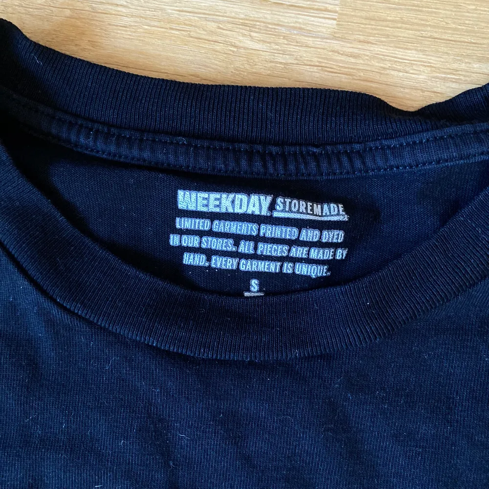 T-shirt med tryck från weekdays limited edition kollektion ”Zeitgeist”. På trycker står det ”death to catcalls” 😈 Storlek S herr! . T-shirts.