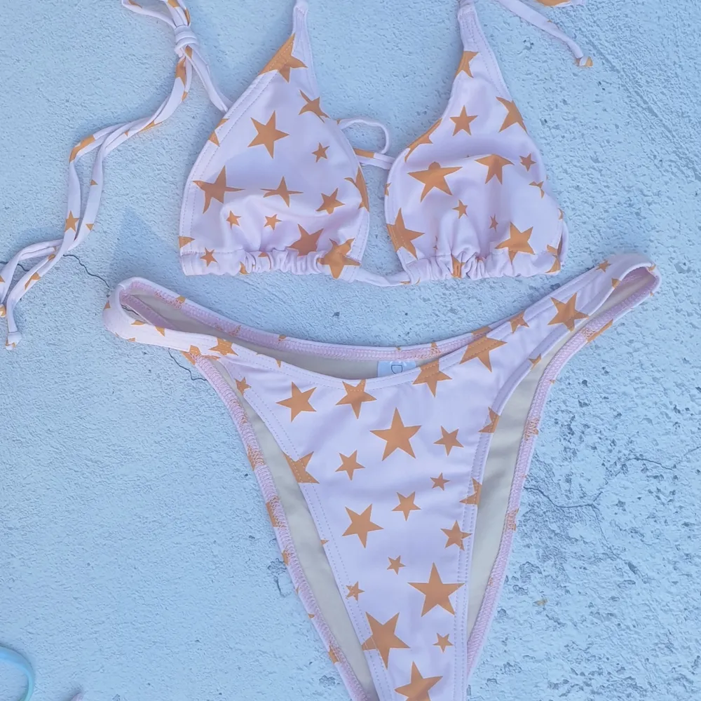 En jätte vacker bikini set. Gjord av Lycra! Modellen är 172 cm lång och bär storlek S. MEN finns i storlekarna S-L. Om du vill ha olika storlekar på över och underdel ☺. Använts en gång vid foto tillfället. Finns mer bilder också. Super mjuk och fodrad. Tack!! 💜💕💫. Toppar.