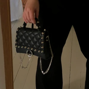 Väska  - Supersöt väska från zara, använd nåra gånger men inga synliga defekter🫶🏽