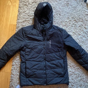 Sail racing jacka - Nästintill oanvänd sailracing jacka. Säljer den för att den är för liten.