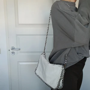 Tiamo väska  - Säljer min vita timao väska då den tyvärr inte längre kommer till användning. Skriv privat för fler bilder🧡🧡