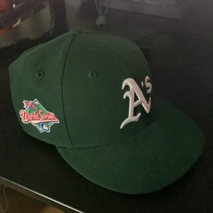 New Era Fitted Keps Grön - Skön fitted keps från new era, sälja pågrund av att den var för stor. Storlek 7 5/8 eller 60,6 cm (frakt är inkluderad)