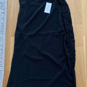 Ny kjol ifrån nakd x pelicanbay - Aldrig använd, fint resår på midjan så kjolen kan göras kortare och längre när man knyter på ena sidan 