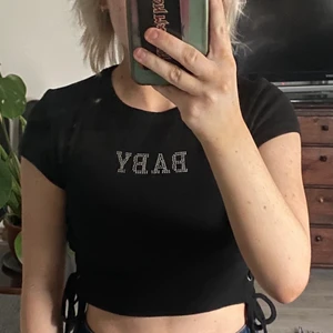 Topp med rhinestones - Använt toppen två till tre gånger, kvalitén är fortfarande lika bra 💓 Toppen har snörning på båda sidorna och är i storlek xs. Tyvärr passar den inte längre därav säljer jag den, 40kr + frakt ❤️‍🔥