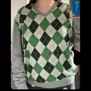 Tröja - Har användt 1-2 gånger men är fortfarande i bra skick. Det står att den är i storlek xxl men det är som en L. 😊