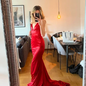 Balklänning röd - Säljer en balklänning eftersom att jag köpte två! Storlek XS💕