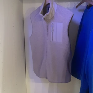 Beige Väst - Beige väst i tunt material. Aldrig använd så skick 10/10. Vid mer frågor eller om funderingar så finns jag i chatten😁