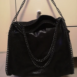 Svart väska med kedja  - Säljer denna populära och slutsålda väska. Den är varsamt använd fåtal gånger och är i nyskick. 