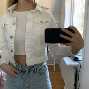 vit jeans jacka  - Vit snygg jeans jacka som endast används vi några få tillfällen, som ny 