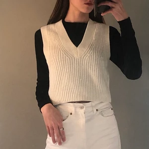 Snygg väst - Snygg väst som passar till mycket. Säljer då den inte är min stil. Bra skick och använd ca 2-3 gånger.