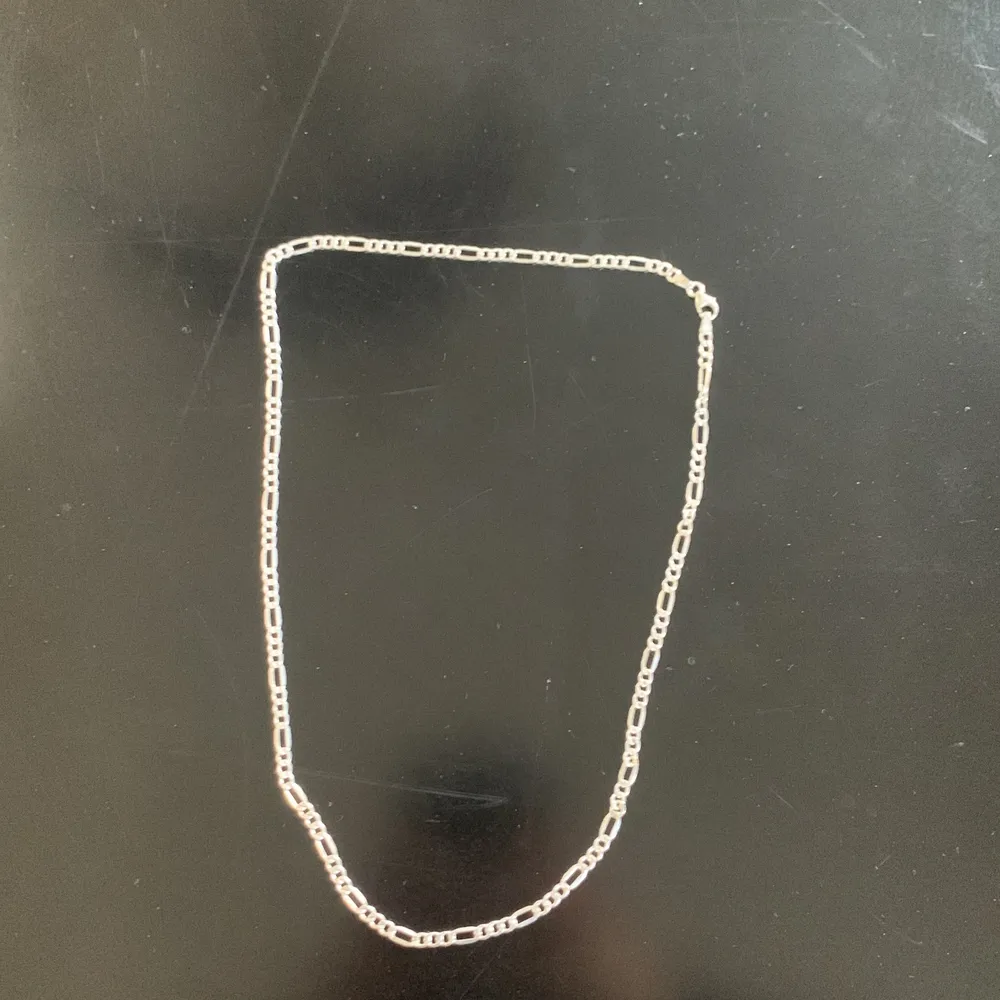 Äkta sterling silver 925, ca 50 cm lång. Den är i bra skick är inte använd mer en ca sju månader.. Övrigt.