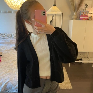 Kofta - Svart stickad kofta från zara. Fint skick! 💖