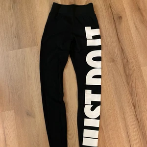 Nike tights🤍 - Snygga nike tights med trycket ”just do it”. Använda nån enstaka gång🤗 Rensar garderoben för att göra plats för annat, allt ska bort! Köparen står för frakt🤍  rabatter och sammfrakt kan ordnas vid köp av fler plagg