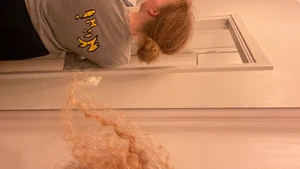 Grå långärmad tröja  - Om plagget ska fraktas betalar köparen:) 