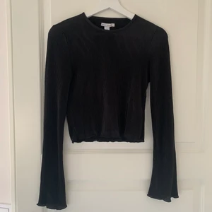 Långärmad topp  - En svart topp i stl S, väldigt bra skick 🌷 Den är ribbad/veckad 