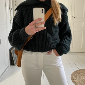 Mörkgrön stickad tröja - Mysig stickad tröja i mörkgrönt💚 Lite oversize passform, stor krage och riktigt skönt material!