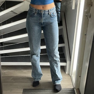 Mid waist jeans - Säljer dessa Superfina Mid waist jeans ifrån Zara! Dom är Slut på hemsidan och är därför väldigt eftertraktade! Dom är även använda få gånger då dom inte sitter som önskat på mig! Alltså Toppen skick och storleken är 36. Är ungefär 167 och dom är perfekta i längden 💕