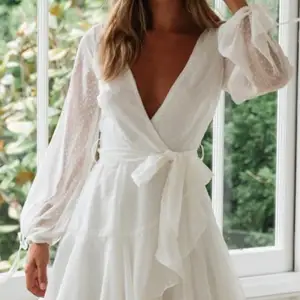 Säljer denna härliga vita klänningen, perfekt till sommaren. Säljer på grund av att jag köpt väldigt mycket klänningar och har svårt att behålla alla. Sitter väldigt fint på. Hör gärna av er vid frågor eller om ni vill ha bilder på. Kan mötas upp i Stockholm. Köparen står för frakt. 💕