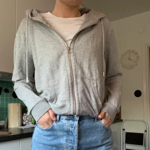 Zip up hoodie - Säljer denna fina gråa zip up hoodie från hm!! Den är i bra skick förutom att den har en defekt som syns på sista bilden, därav priset. 129kr plus frakt (pris går att diskuteras)