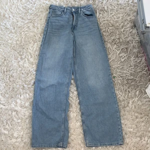 High waist/wide leg jeans - Ett par wide leg jeans från H&M, strl 158 men passar mig som har S/36. Använd ganska många gånger men är i fint skick. Längden passar mig som är 1,59.