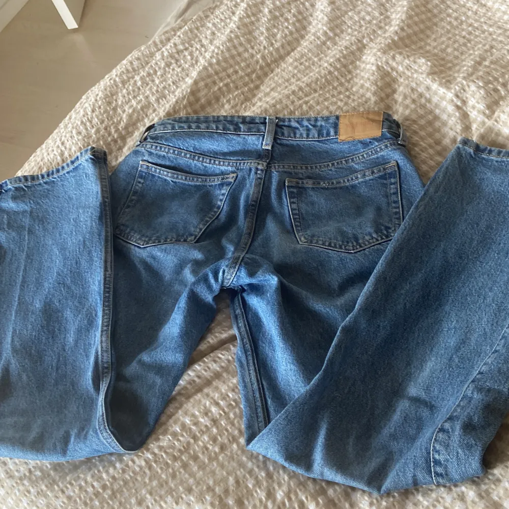 Säljer dessa arrow low jeans från weekday för att dem har inte kommit till så mycket användning. Köptes i höstas. . Jeans & Byxor.