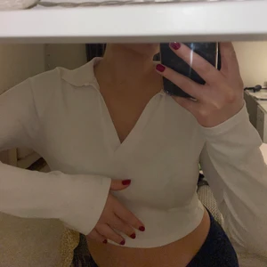 Vir zara topp med krage - Söt croppad topp till sommaren🤍 Använd ca 2 ggr, säljer då jag inte gillar passformen på mig. Den är i strl L men passar mig som vanligtvis är S då jag inte ville ha den så kort. ‼️Köparen betalar frakten, avvaktar hur mkt det kommer kosta‼️
