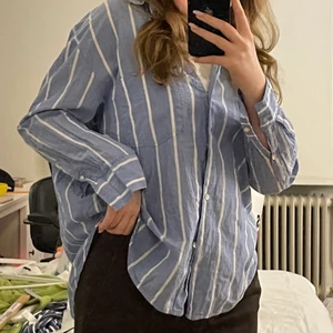 H&M size 36 - Blå och vit skjorta från H&M, nästan oanvänd, säljer för jag aldrig använt den 