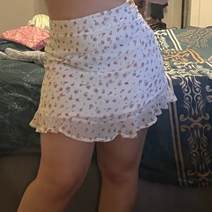 Blommig kjol nyskick - Jättegullig kjol med blommigt mönster i storlek small, endast provad! 🦋 hör av er vid minsta intresse eller fundering💕💕 spårbar frakt på 57kr tillkommer📦