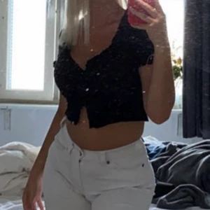 Topp - En svart och vit topp från zara ,storlek S köpt förra sommaren om fler är intresserade blir det budgivning!